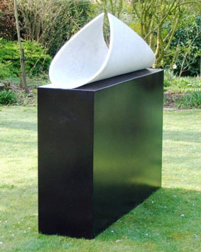 Belladonna
by Jonathan Loxley (Carrara marble, aluminium base, photo: Esther
Gumn